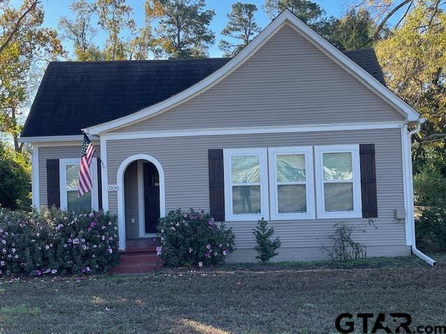 view of front of home featuring a front lawn