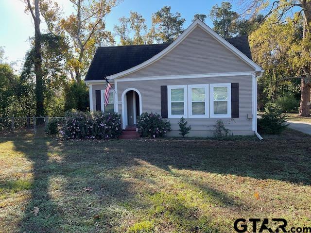 view of front of house featuring a front yard