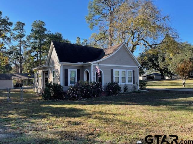 view of front of property with a front yard