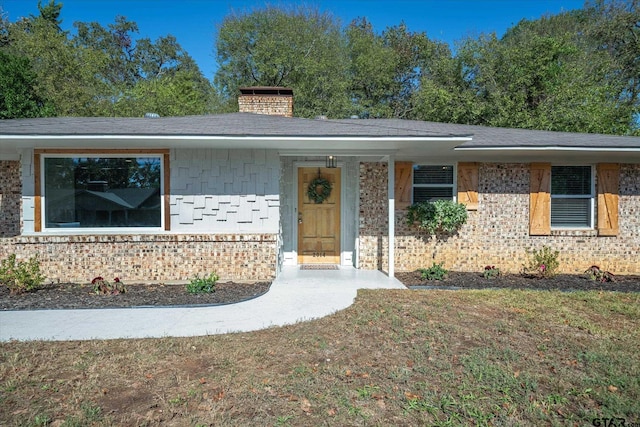 view of front facade with a front lawn