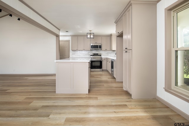 914 Neches Dr, Tyler, TX 75702 - kitchen with appliances with stainless steel finishes, light countertops, light wood finished floors, backsplash, and gray cabinetry