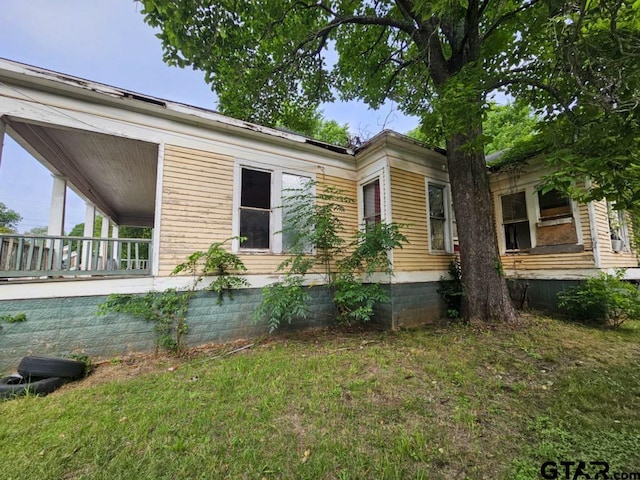 823 W Louisiana St, Palestine, TX 75801 - view of property exterior featuring a yard