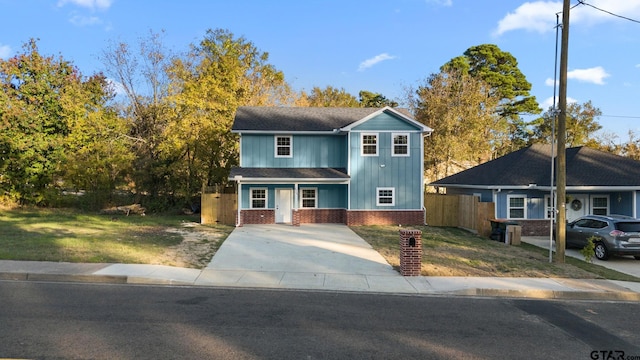 view of front of home featuring a front lawn