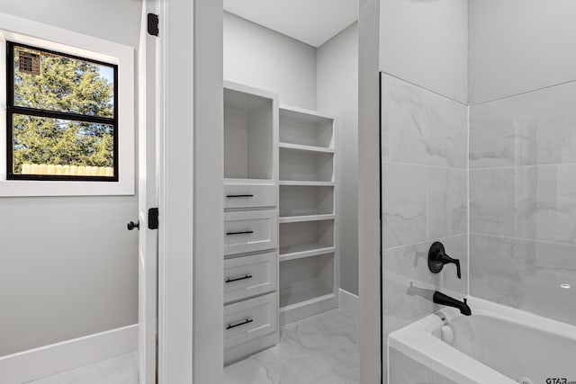 bathroom featuring tiled shower / bath combo