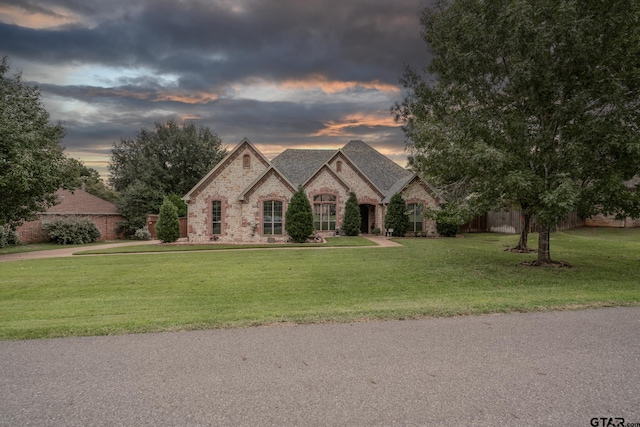 view of front of property featuring a yard