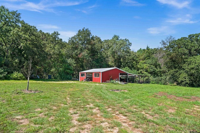 view of yard featuring an outbuilding