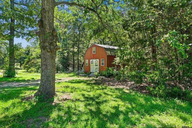 view of yard with a storage shed