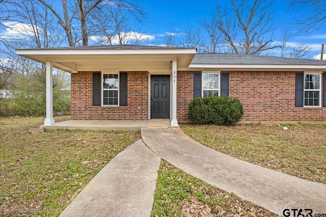 view of front of property with a front lawn