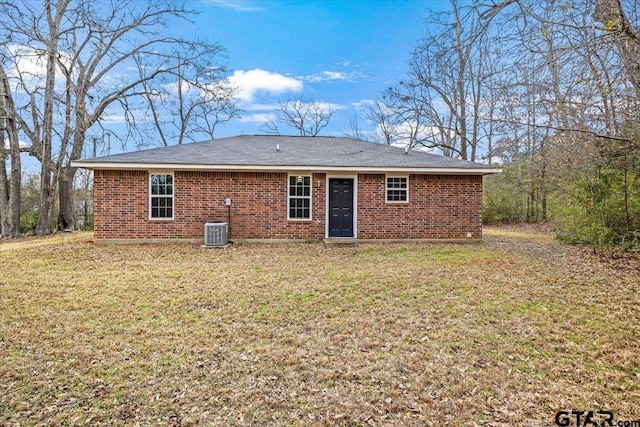 rear view of house featuring a lawn