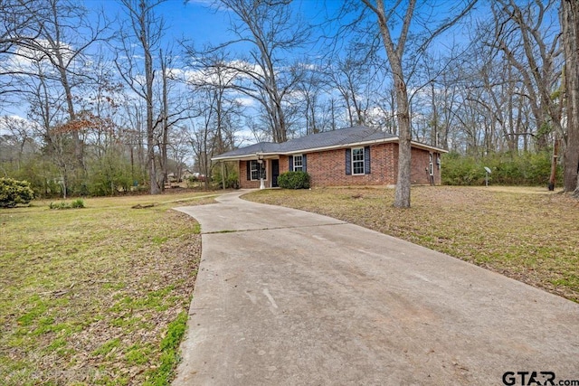 single story home with a front lawn