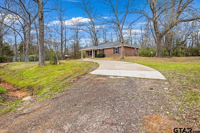 single story home featuring a front yard