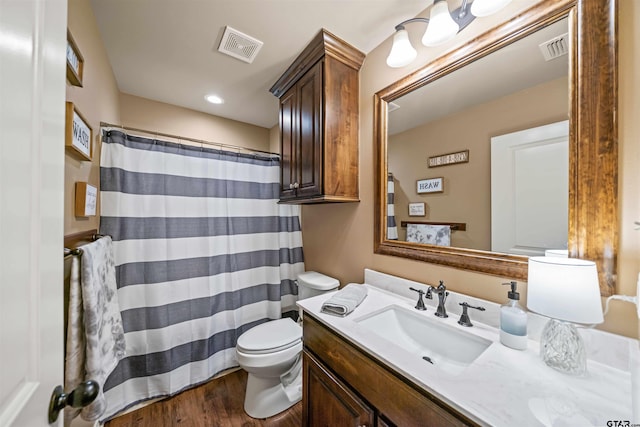 full bath featuring vanity, a shower with shower curtain, toilet, and visible vents