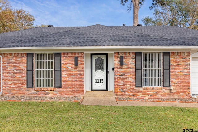 view of front facade featuring a front lawn