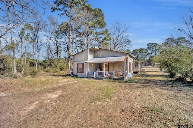 view of front of house featuring a front yard and covered porch