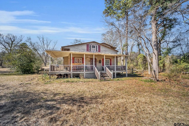 farmhouse featuring a porch and a front yard