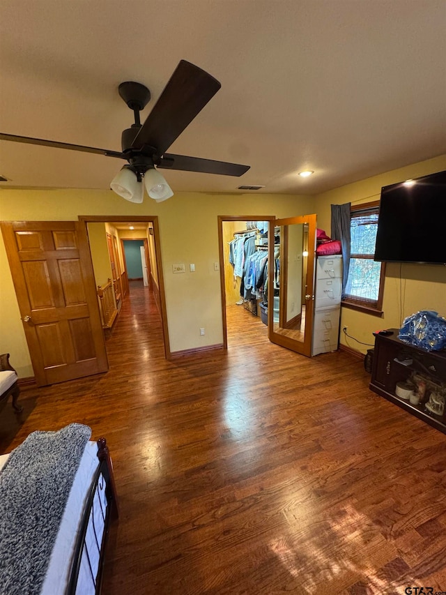 living room with dark wood-type flooring and ceiling fan