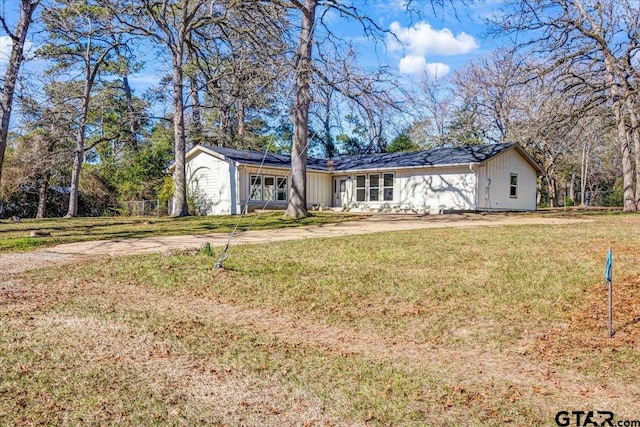 view of front of property featuring a front yard