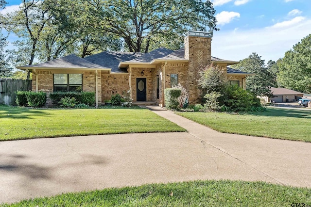 view of front facade featuring a front lawn