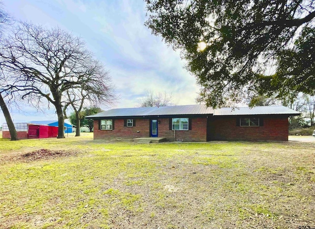 view of front of home featuring a front lawn