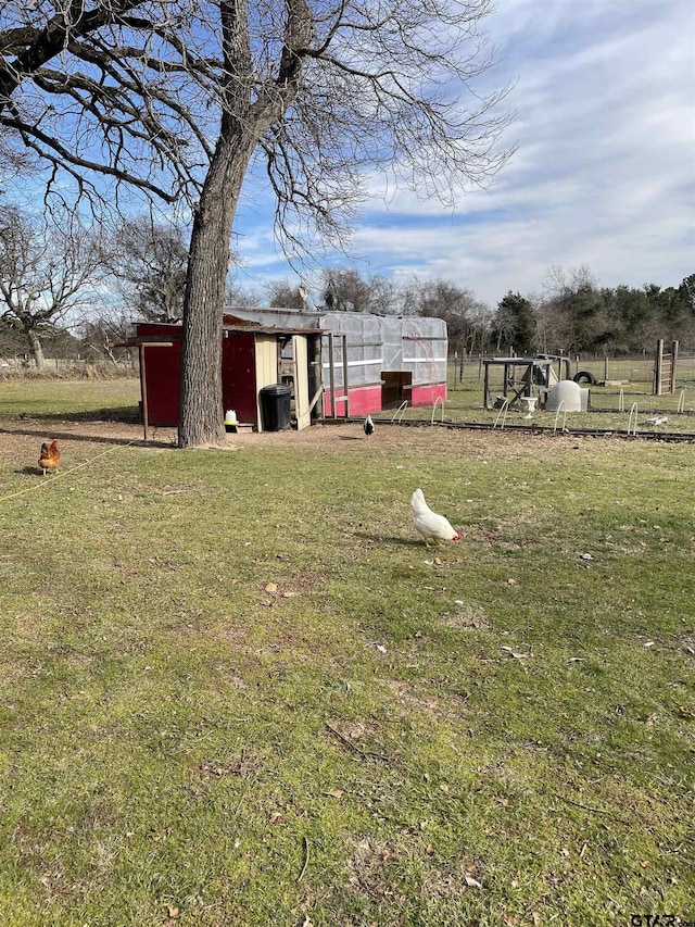 view of yard with an outbuilding