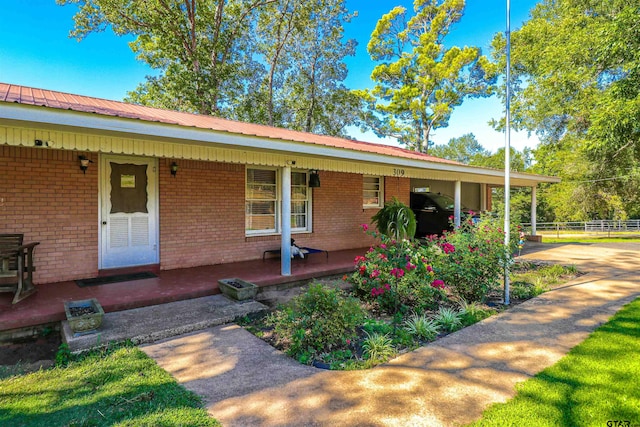 single story home featuring a porch