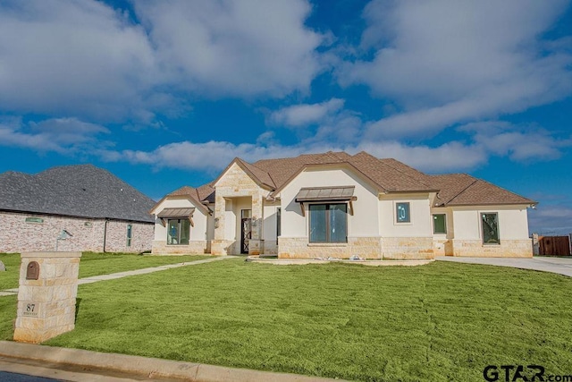 view of front of property featuring a front yard