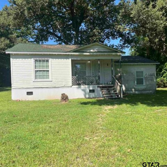 view of front of house with a front lawn