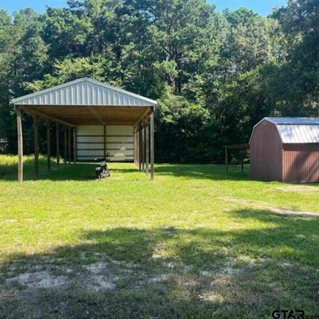 view of yard featuring a storage unit