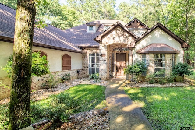 view of front of house featuring a front lawn