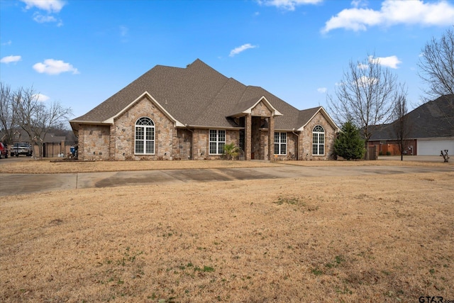 view of front of property featuring a front yard