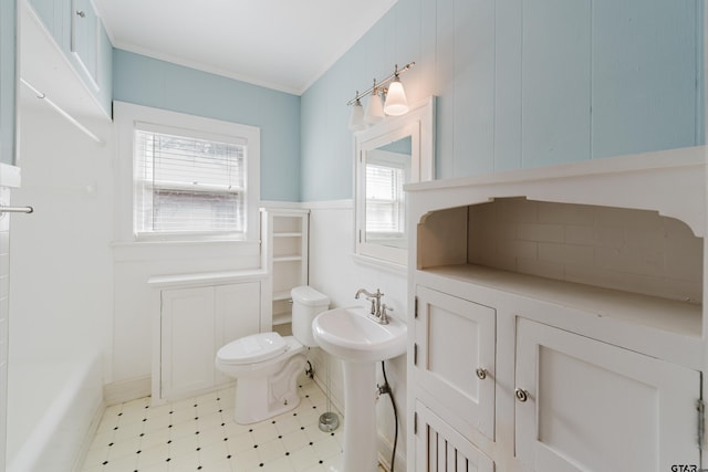 full bath featuring tile patterned floors, toilet, a tub, and a sink