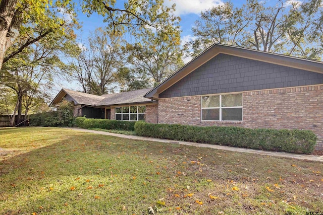 view of front of property featuring a front lawn