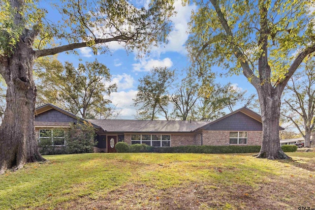 single story home with a front yard