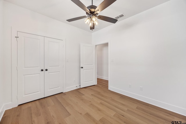 unfurnished bedroom featuring light wood-type flooring, a closet, and ceiling fan