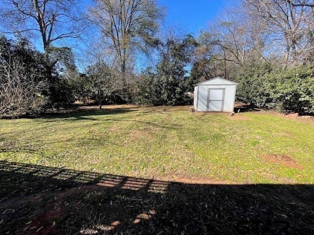 view of yard featuring a shed