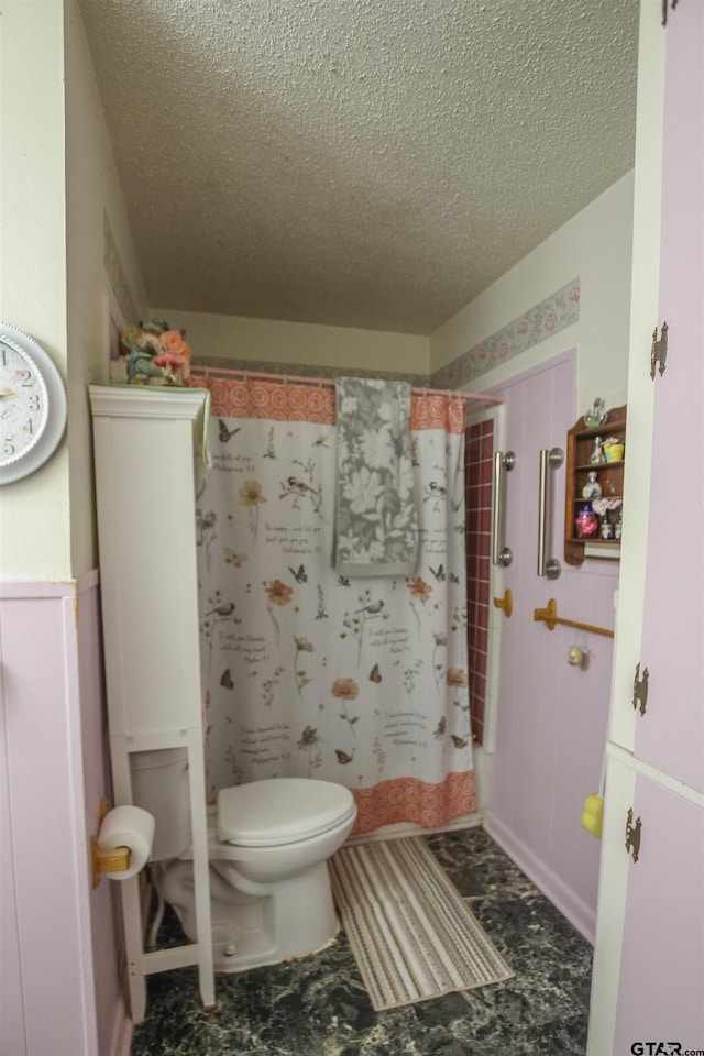 2391 Fm 16 W, Tyler, TX 75706 - full bathroom with a textured ceiling, toilet, and a shower with curtain