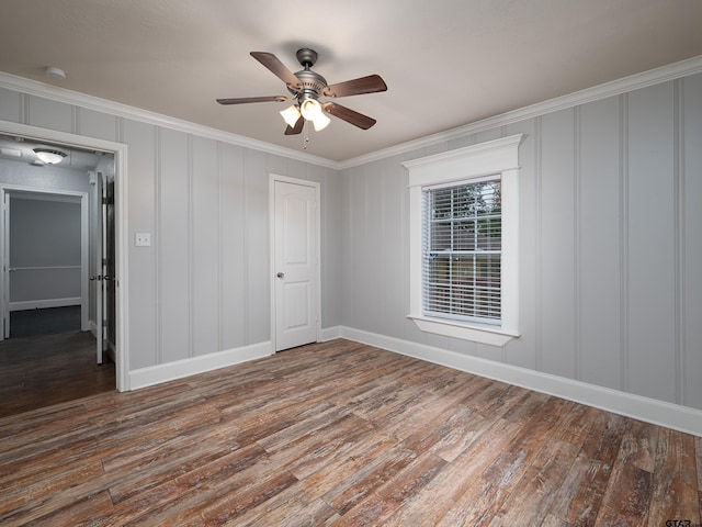 unfurnished room featuring hardwood / wood-style flooring, ceiling fan, and crown molding