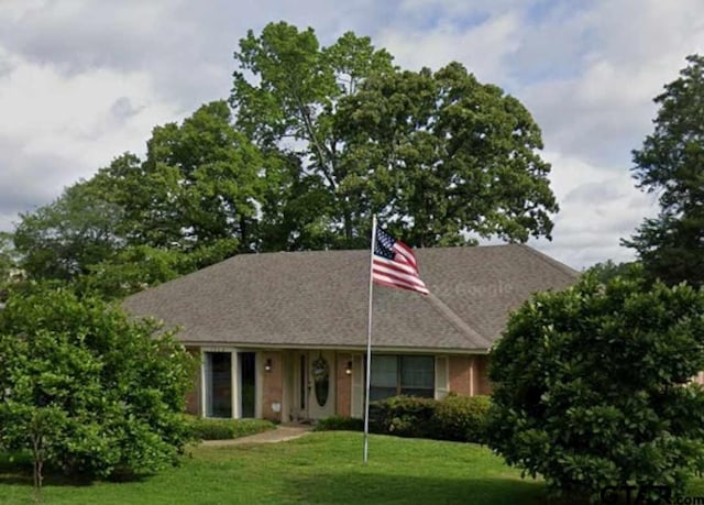 view of front facade featuring a front lawn