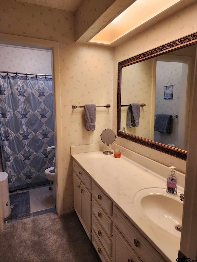 full bath featuring curtained shower, toilet, vanity, and wallpapered walls