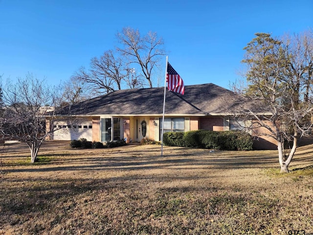 single story home with a front lawn