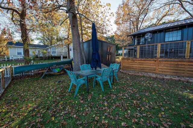 view of yard featuring an outbuilding