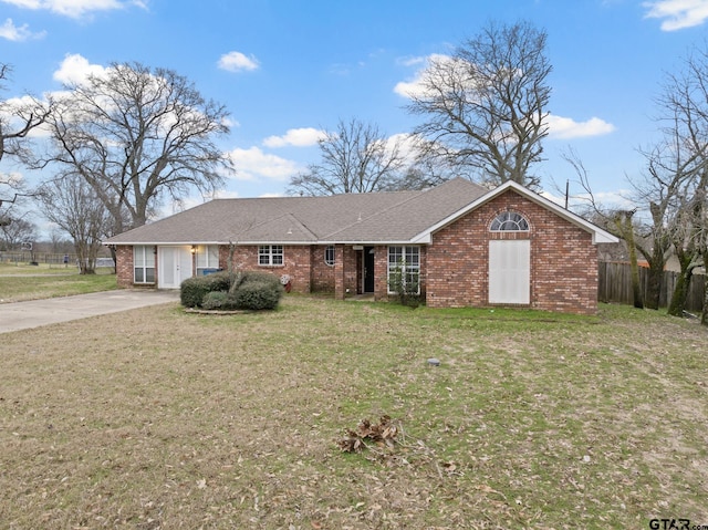 ranch-style home featuring a front lawn