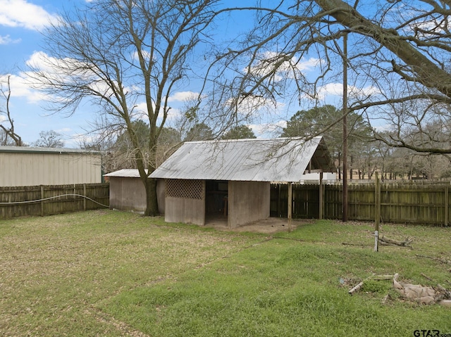 view of yard with an outdoor structure