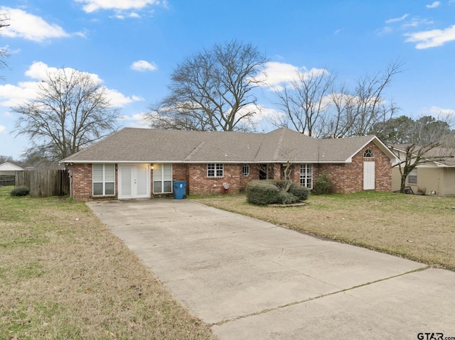 ranch-style home featuring a front lawn