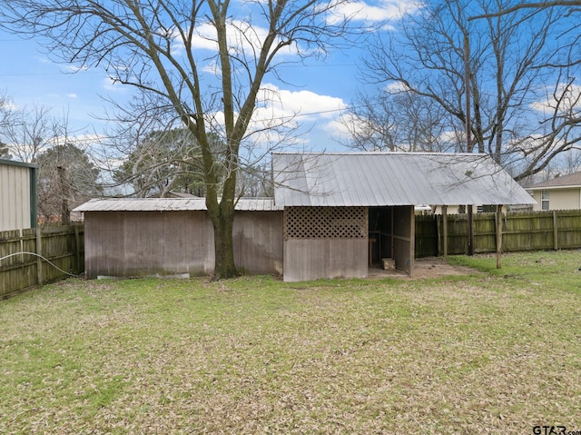 view of yard with an outbuilding