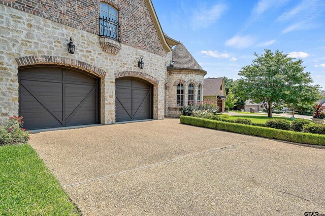 view of front facade featuring a garage