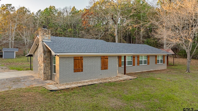 view of front of property featuring a front yard