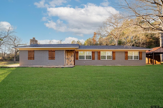 view of front of property featuring a front lawn