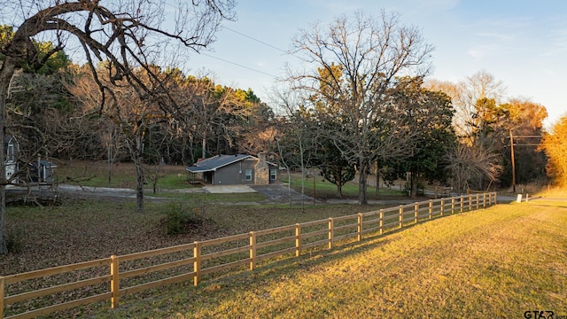 view of yard featuring a rural view