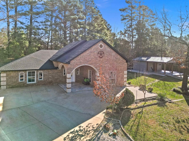 view of front of property with a front lawn